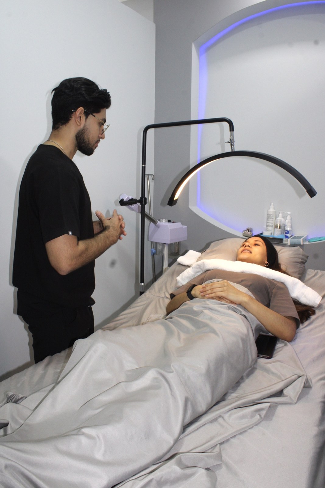 Atención profesional durante un tratamiento facial en VP Skin & Wellness Clinic