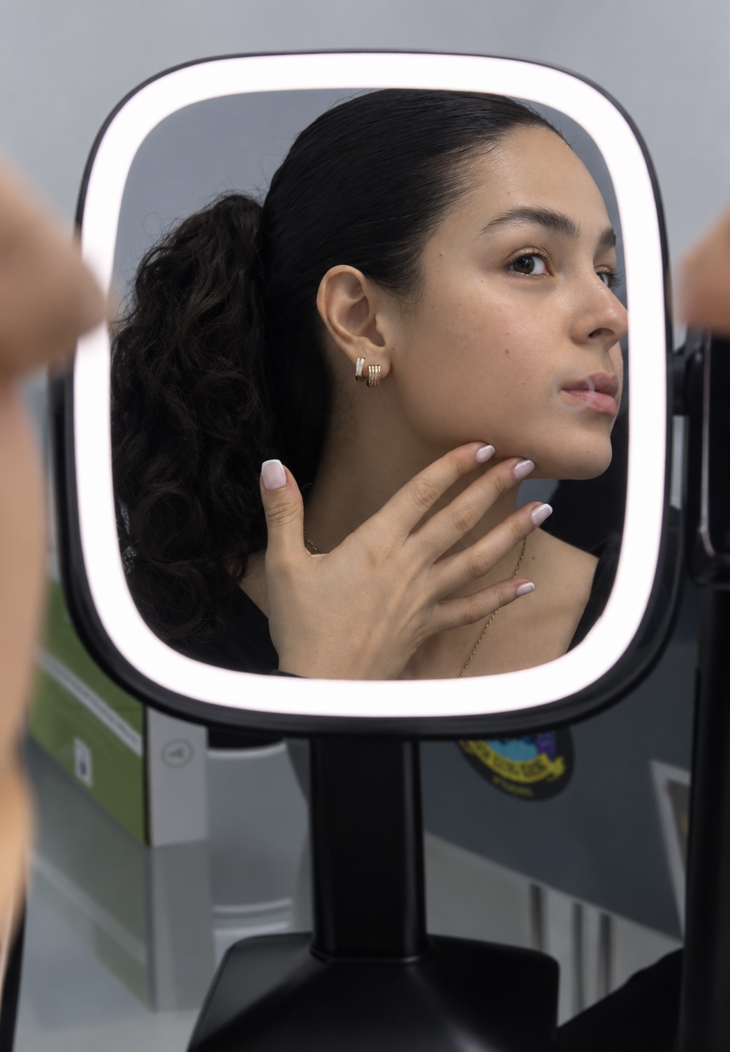 Paciente evaluando las proporciones de su rostro frente a un espejo