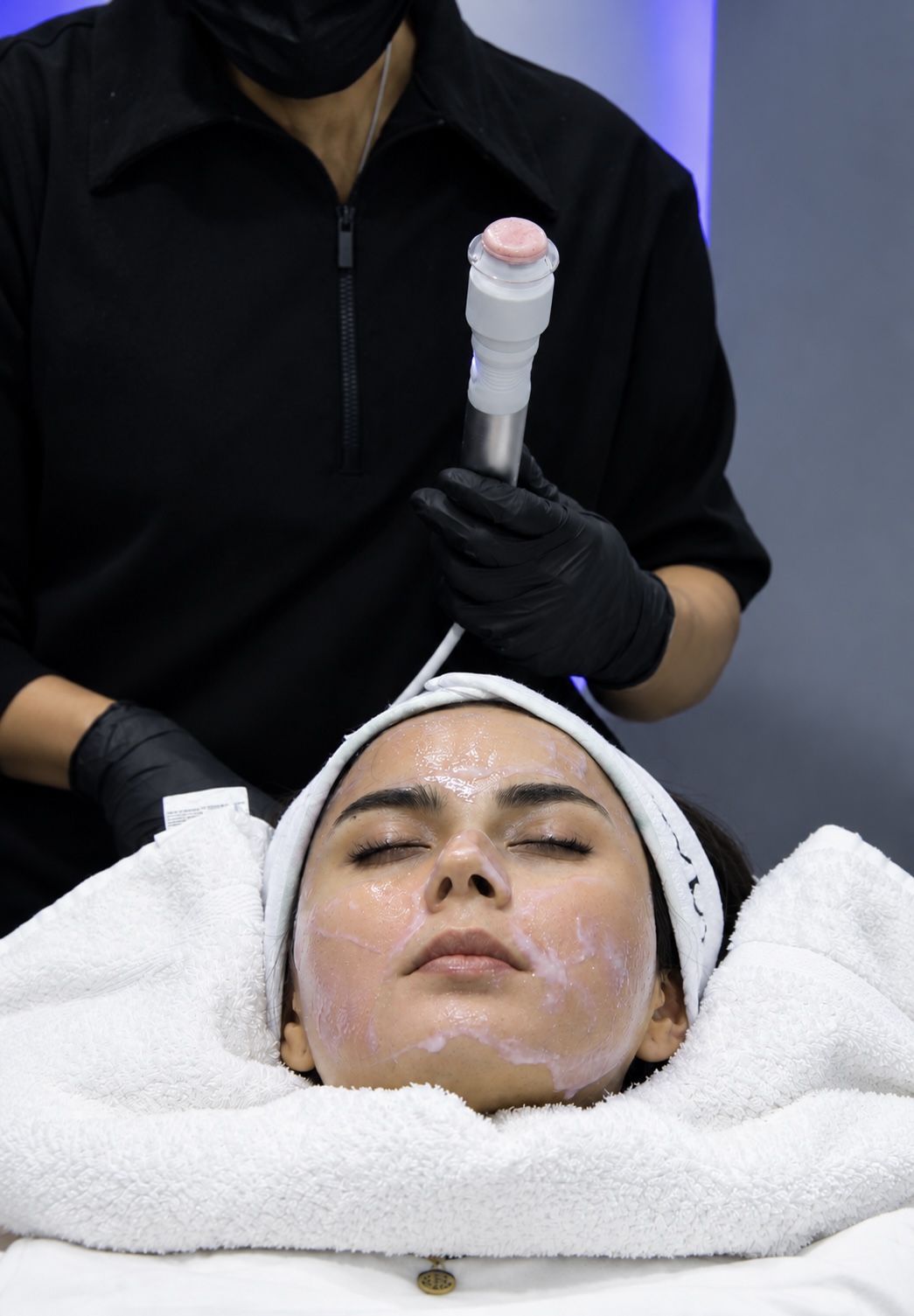 Paciente recibiendo un tratamiento facial con dispositivo de succión