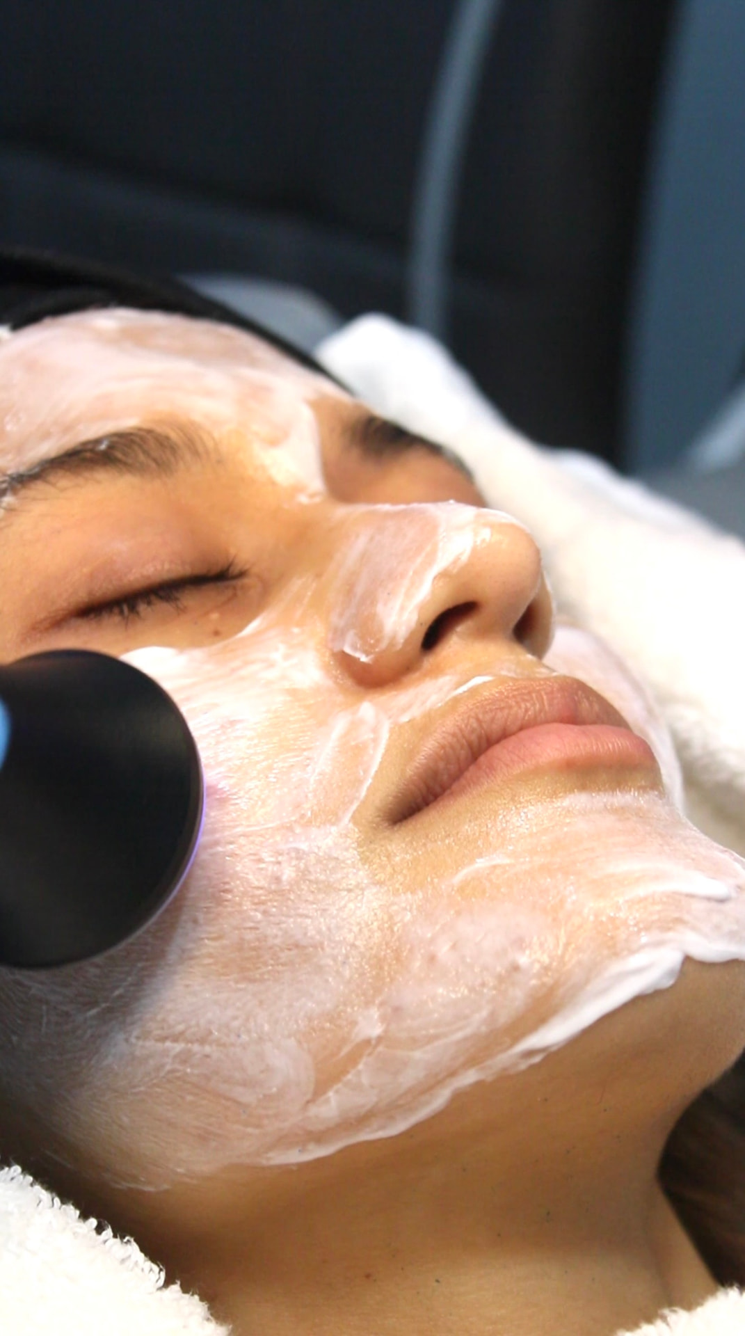 Limpieza facial con espuma y dispositivo durante un tratamiento